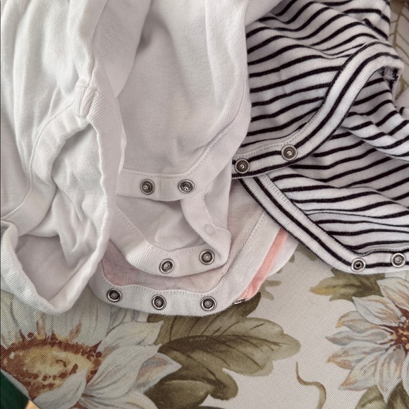 Assorted Baby body suits - slight stains - Picture 3 of 3